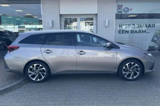 Toyota Auris (2015) thumbnail 5