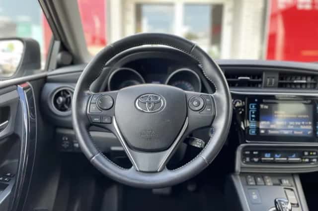 Toyota Auris (2015) thumbnail 9