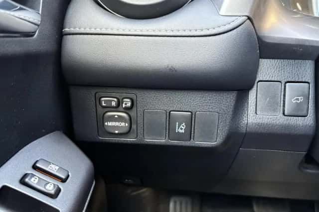 Toyota RAV4 (2016) thumbnail 24