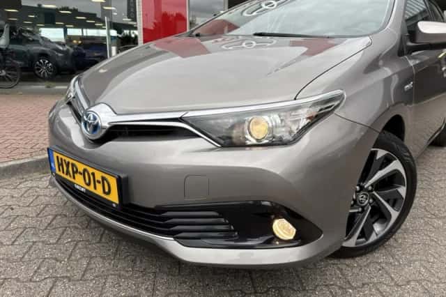 Toyota Auris (2015) thumbnail 2