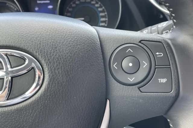 Toyota Auris (2015) thumbnail 12