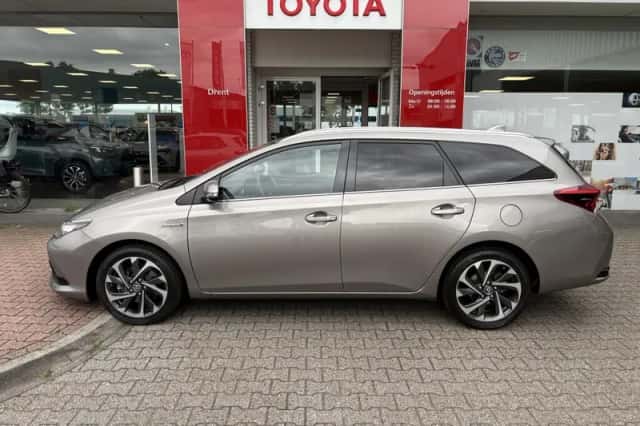 Toyota Auris (2015) thumbnail 3