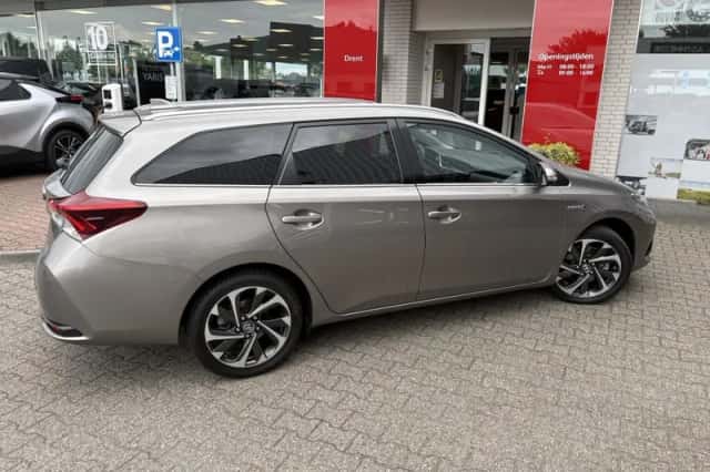 Toyota Auris (2015) thumbnail 5