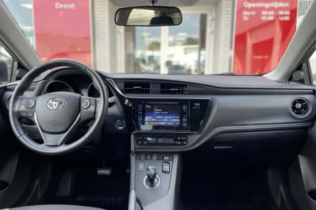 Toyota Auris (2015) thumbnail 8