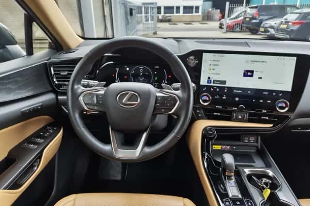 Lexus NX (2022) thumbnail 8