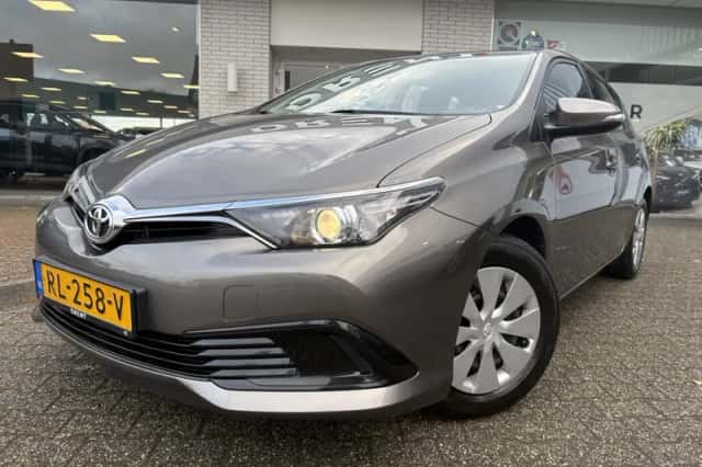 Toyota Auris (2017) thumbnail 2