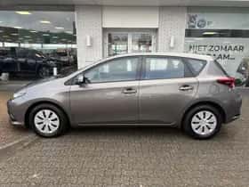 Toyota Auris (2017) thumbnail 3