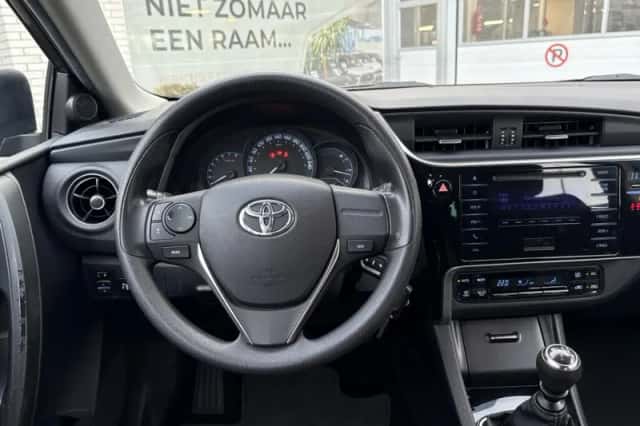 Toyota Auris (2017) thumbnail 9