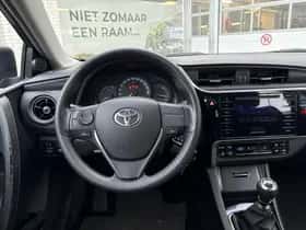 Toyota Auris (2017) thumbnail 9