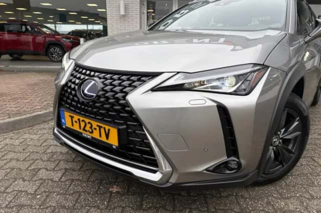 Lexus UX (2022) thumbnail 2