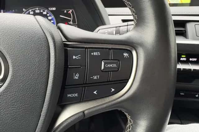 Lexus UX (2022) thumbnail 12