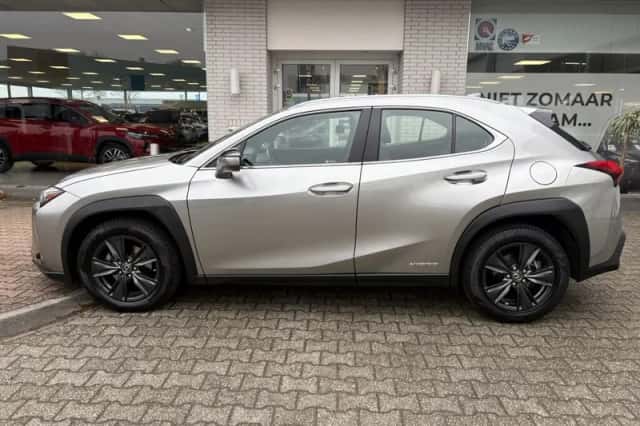 Lexus UX (2022) thumbnail 3