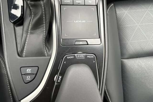 Lexus UX (2022) thumbnail 28
