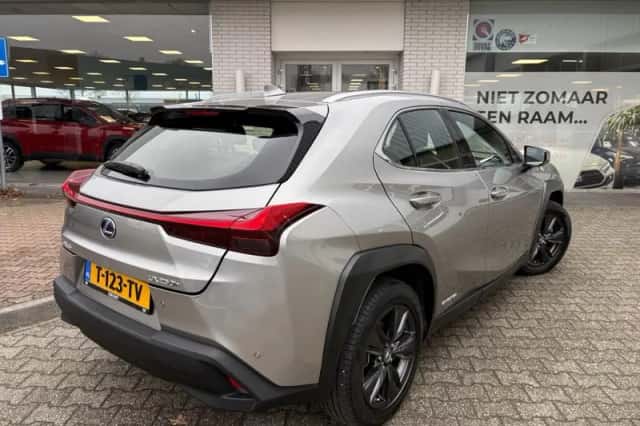 Lexus UX (2022) thumbnail 4