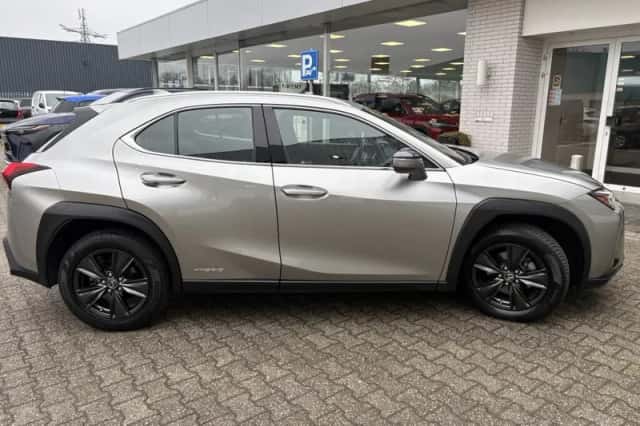 Lexus UX (2022) thumbnail 5