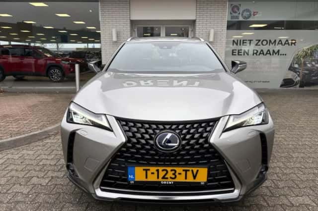 Lexus UX (2022) thumbnail 6