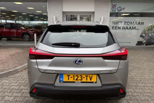 Lexus UX (2022) thumbnail 7