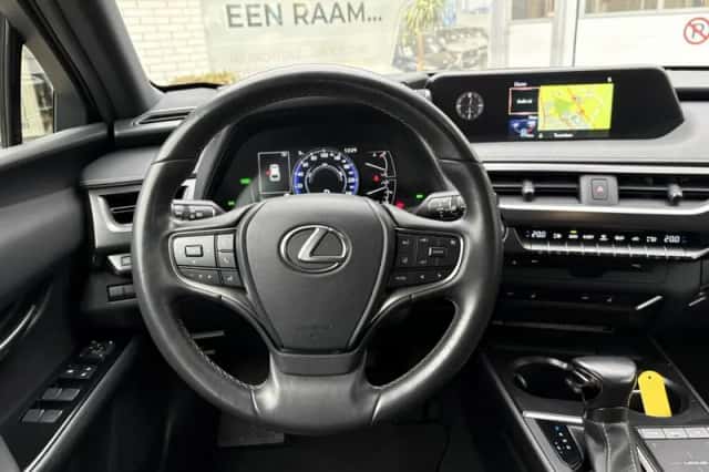 Lexus UX (2022) thumbnail 8