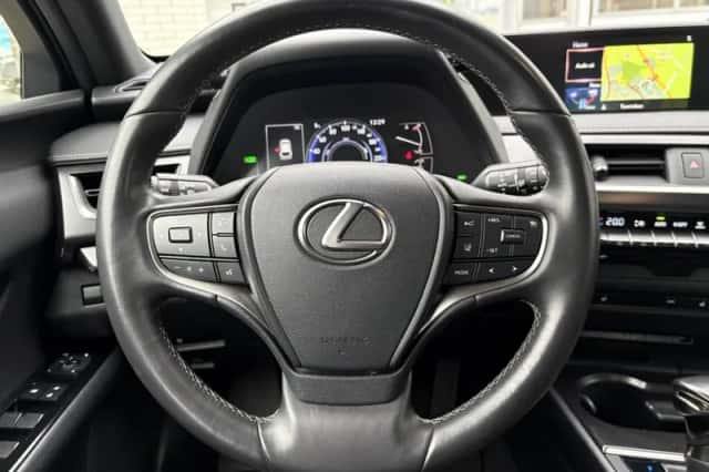 Lexus UX (2022) thumbnail 9