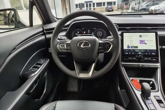 Lexus LBX (2025) thumbnail 8