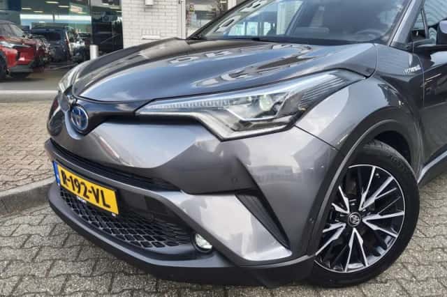 Toyota C-HR (2019) thumbnail 2