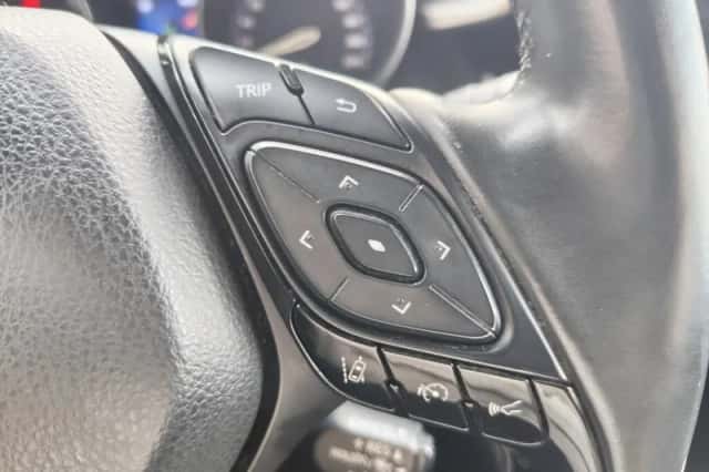 Toyota C-HR (2019) thumbnail 12