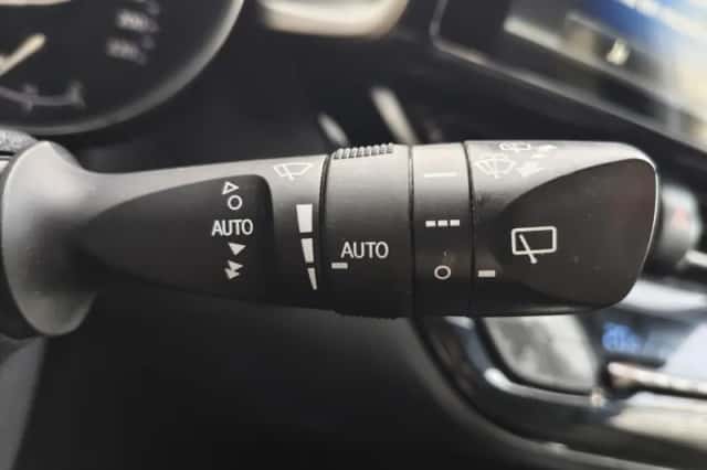Toyota C-HR (2019) thumbnail 14