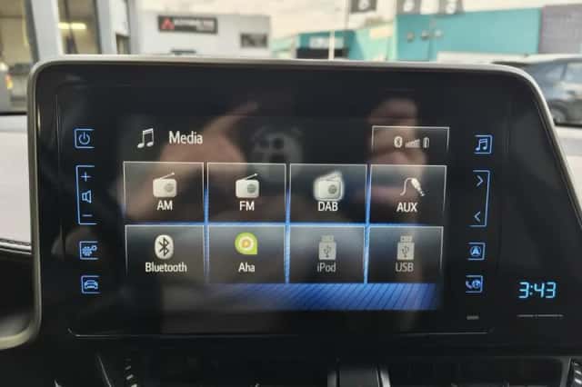 Toyota C-HR (2019) thumbnail 16