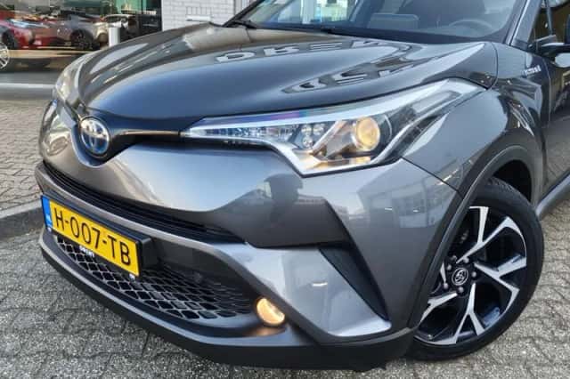 Toyota C-HR (2020) thumbnail 2