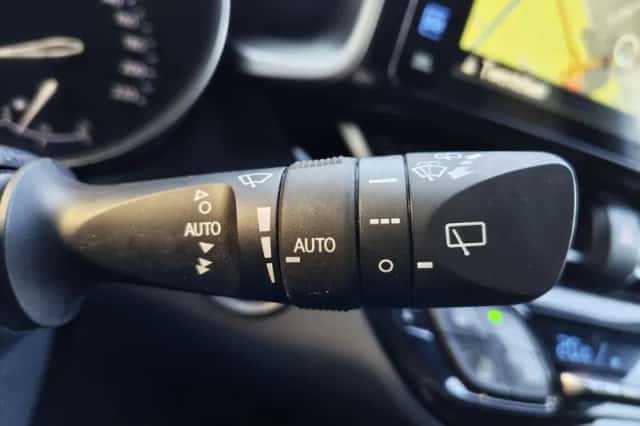 Toyota C-HR (2020) thumbnail 13