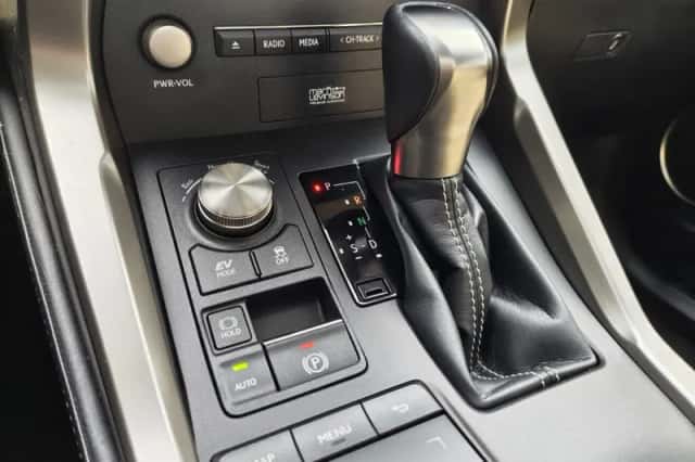 Lexus NX (2018) thumbnail 26
