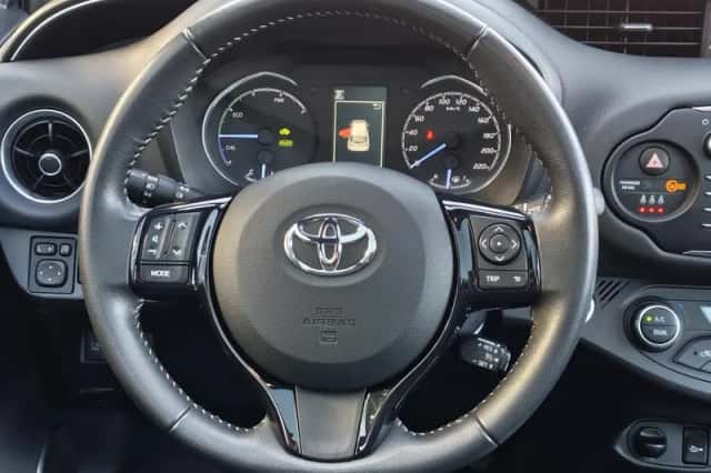 Toyota Yaris (2017) thumbnail 11