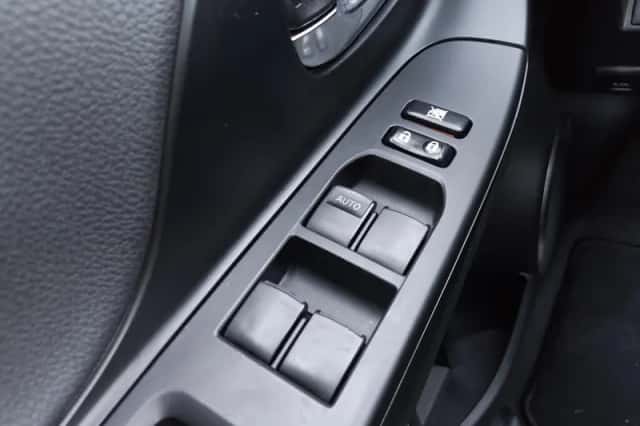 Toyota Yaris (2017) thumbnail 24