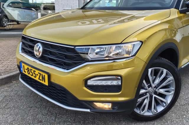 Volkswagen T-Roc (2019) thumbnail 2
