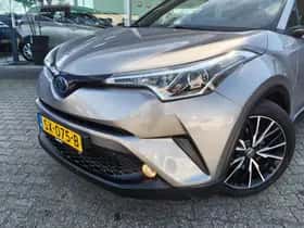 Toyota C-HR (2018) thumbnail 2