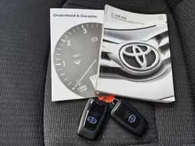 Toyota C-HR (2018) thumbnail 40