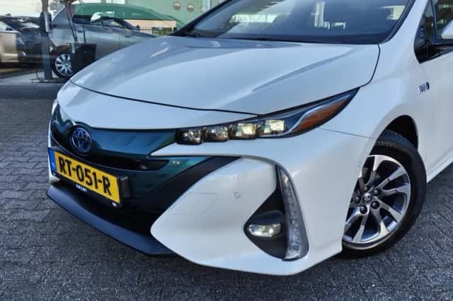 Toyota Prius (2018) thumbnail 2