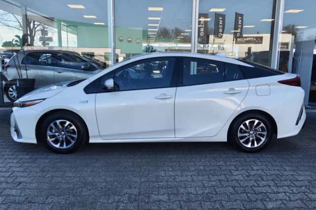 Toyota Prius (2018) thumbnail 3