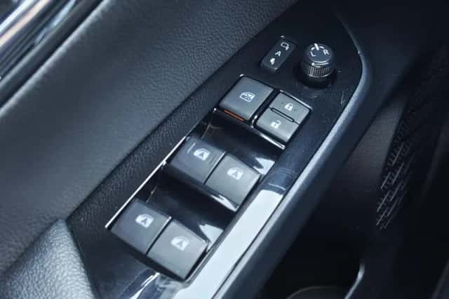 Toyota Prius (2018) thumbnail 25