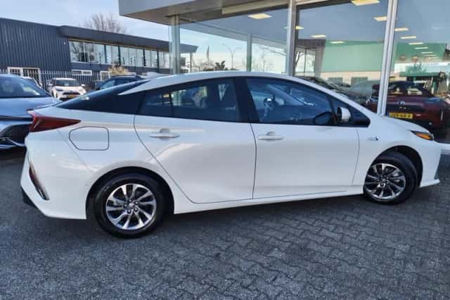 Toyota Prius (2018) thumbnail 5