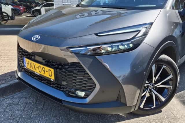 Toyota C-HR (2025) thumbnail 2