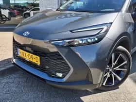Toyota C-HR (2025) thumbnail 2