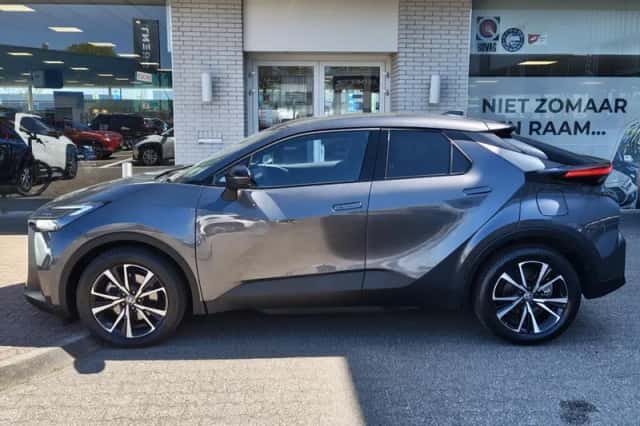 Toyota C-HR (2025) thumbnail 3