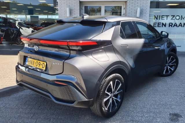 Toyota C-HR (2025) thumbnail 4