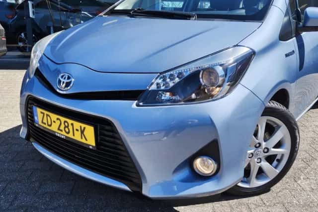 Toyota Yaris (2013) thumbnail 2