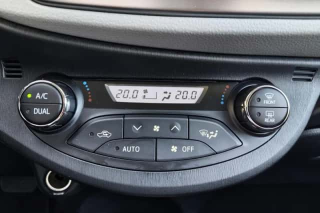 Toyota Yaris (2013) thumbnail 16