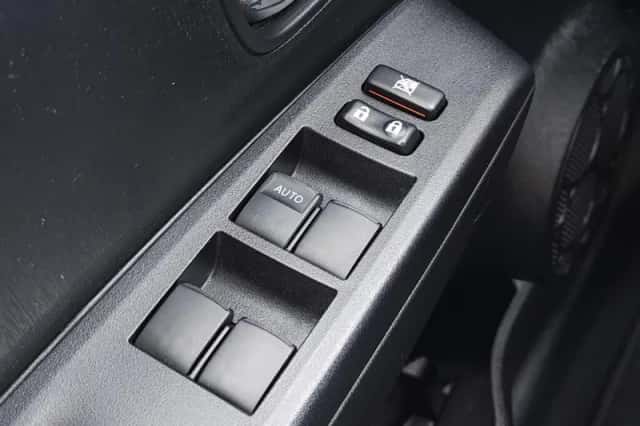 Toyota Yaris (2013) thumbnail 19