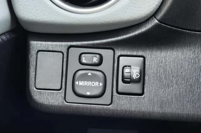 Toyota Yaris (2013) thumbnail 20