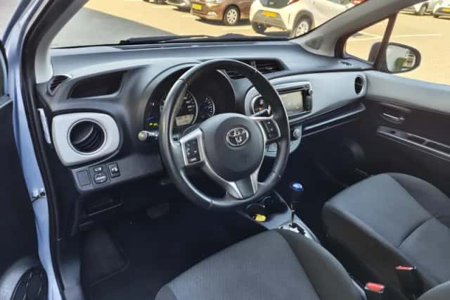 Toyota Yaris (2013) thumbnail 22