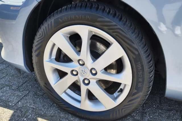 Toyota Yaris (2013) thumbnail 32